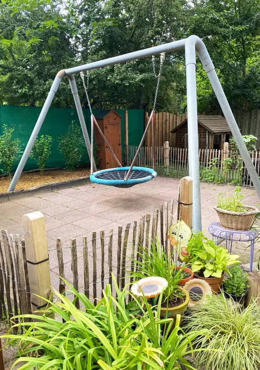 Garten: Vogelnestschaukel ohne Küken