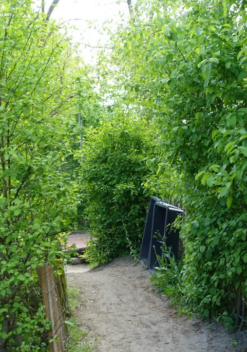 Garten: Weg zum Sportplatz
