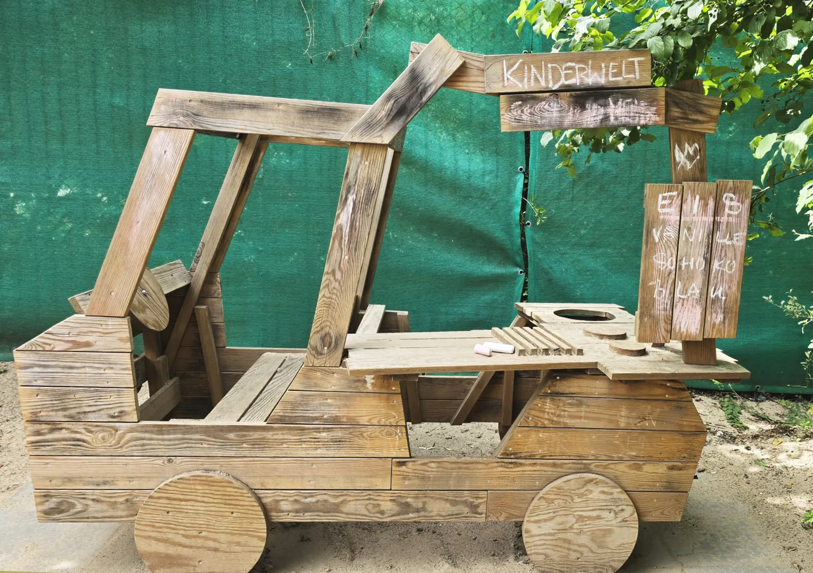 Der Eiswagen im Kita-Garten: ein Holzauto mit dem Schild „Kinderwelt“